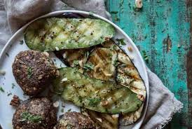 Gebakken lamsgehakt met tzatzikisaus en gegrilde courgettes